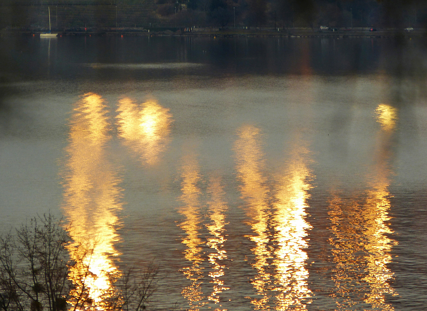 Spiegelungen auf dem See