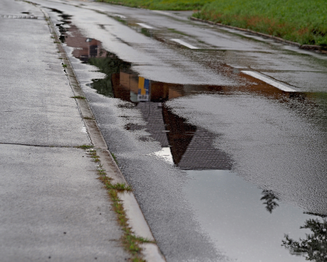 Spiegelungen auf der Strasse nach strömendem Regen.