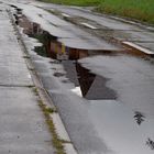 Spiegelungen auf der Strasse nach strömendem Regen.