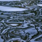 Spiegelungen auf der Wasseroberfläche