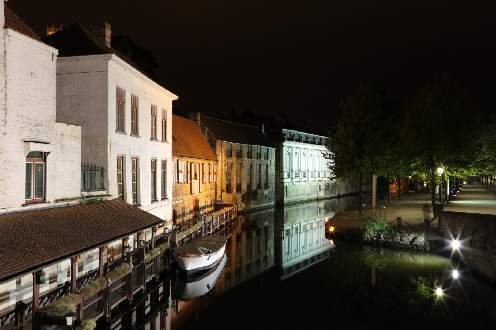 Spiegelungen bei Nacht in Brügge