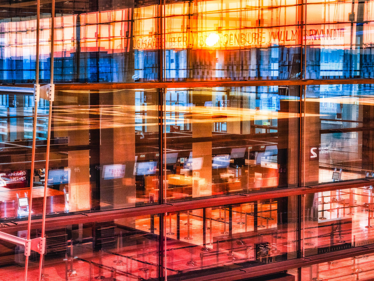 Spiegelungen bei Sonnenaufgang im Terminal T1 am BER