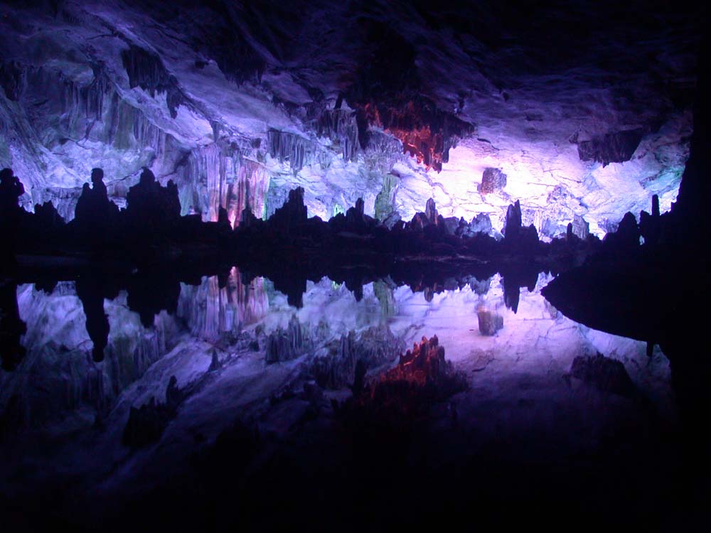 Spiegelungen einer Tropfsteinhöhle