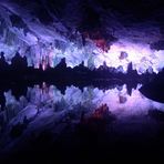 Spiegelungen einer Tropfsteinhöhle