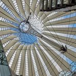 Spiegelungen gibt es genug unter dem SONY CENTER DACH in Berlin Mitte zu sehen.