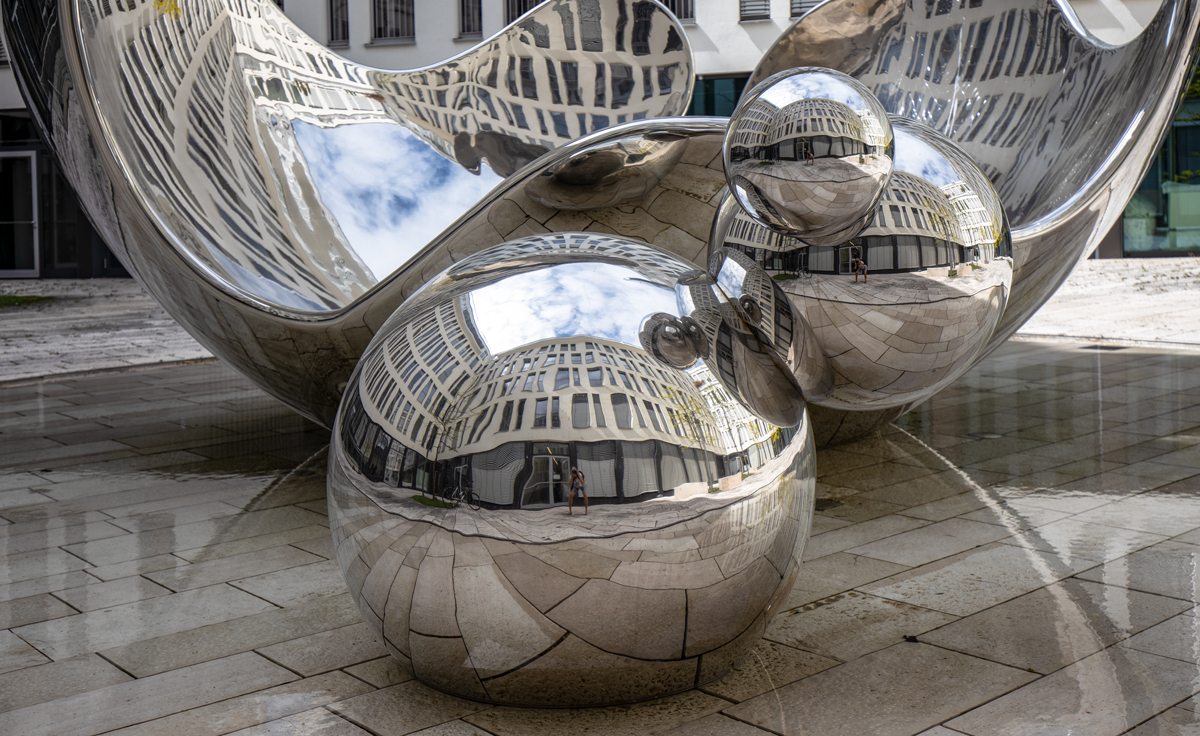 Spiegelungen im Angerhofbrunnen