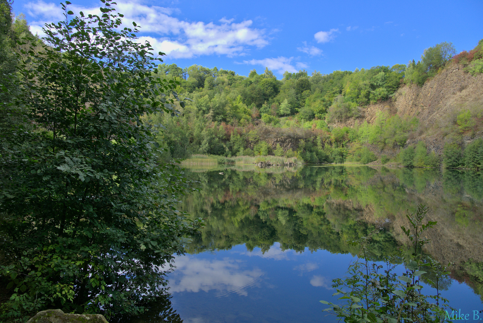 Spiegelungen im Basaltparksee