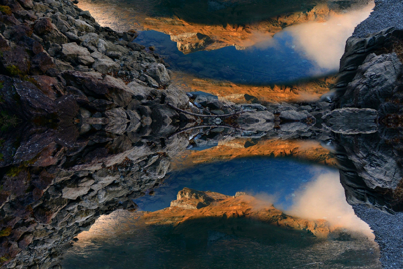 Spiegelungen im Bergsee