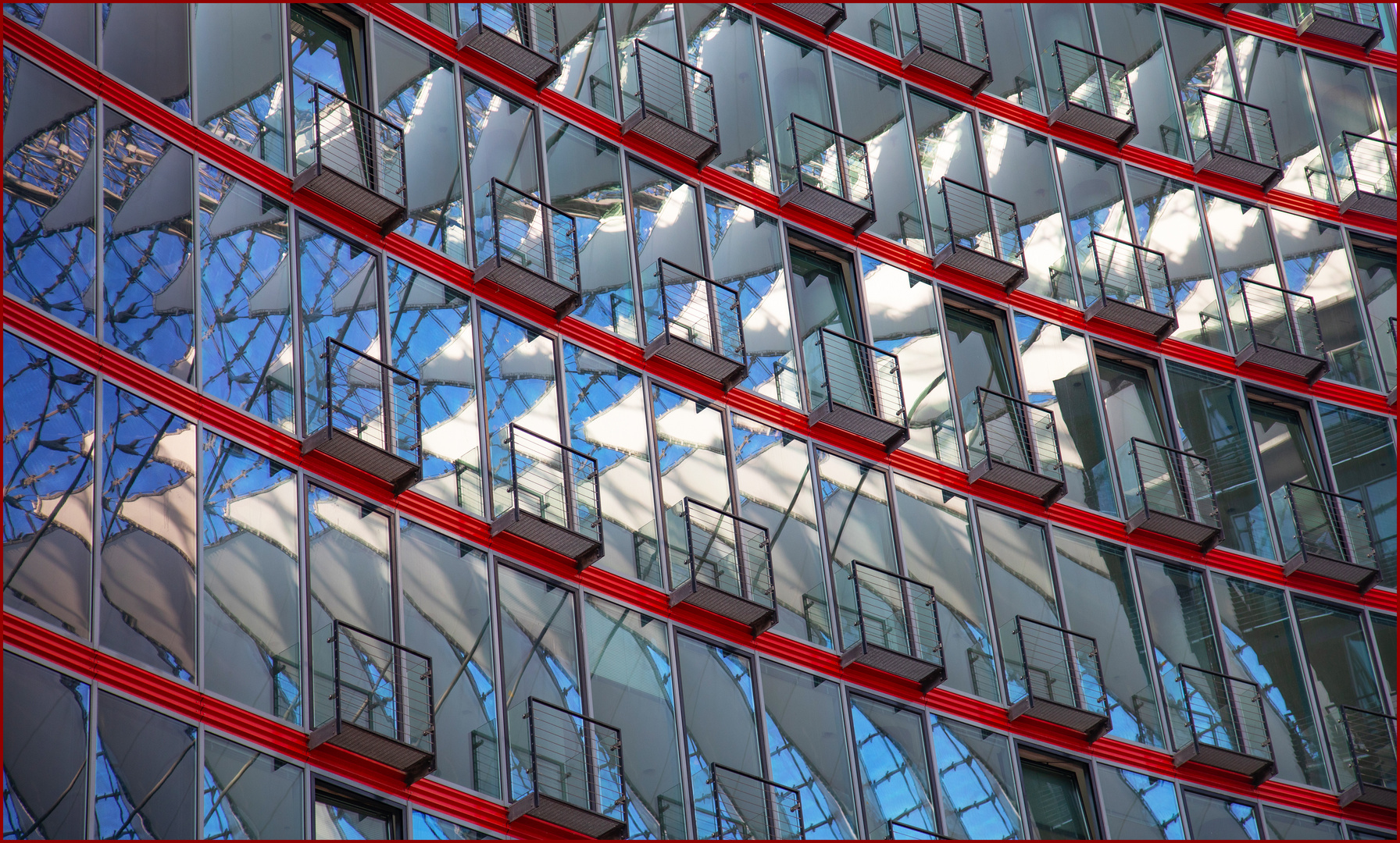 Spiegelungen im Berliner Sony-Center