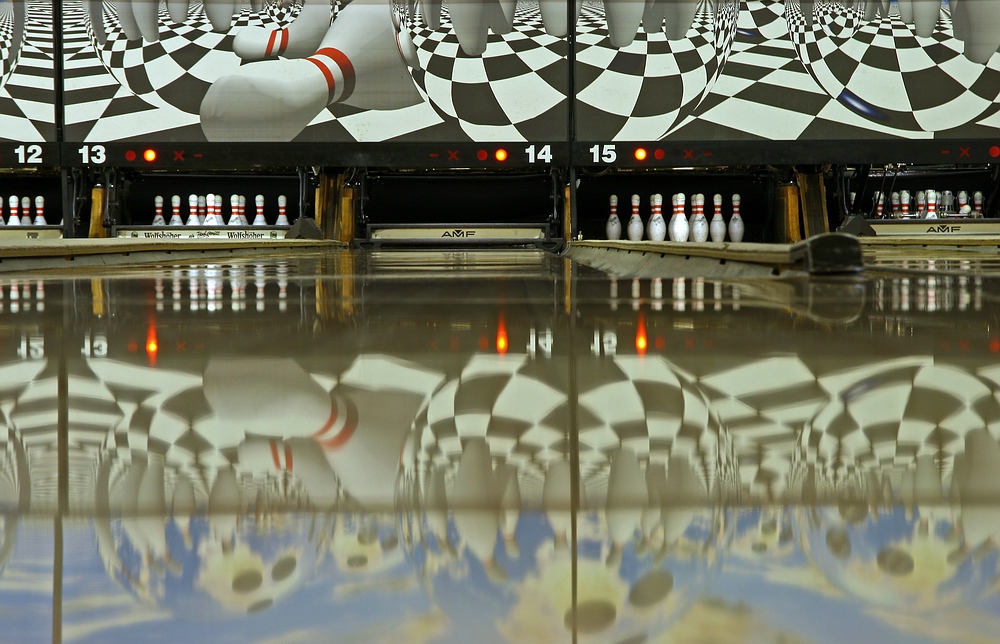 Spiegelungen im Bowlingcenter