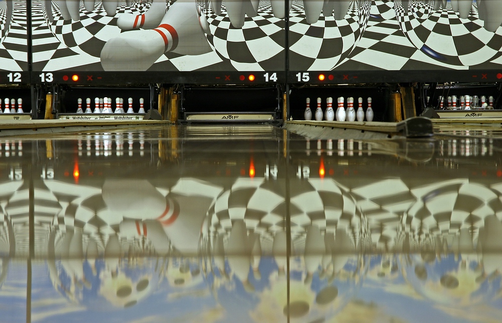 Spiegelungen im Bowlingcenter Foto & Bild sport, bowling & kegeln, boule Bilder auf