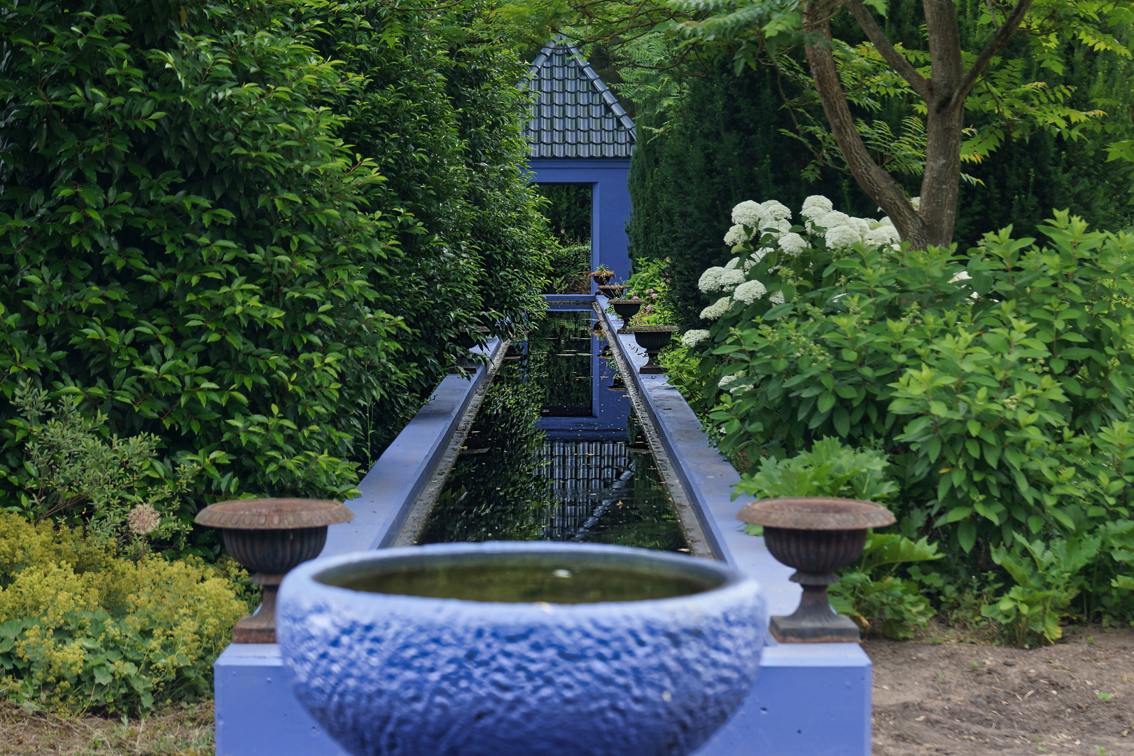 Spiegelungen im Brunnen