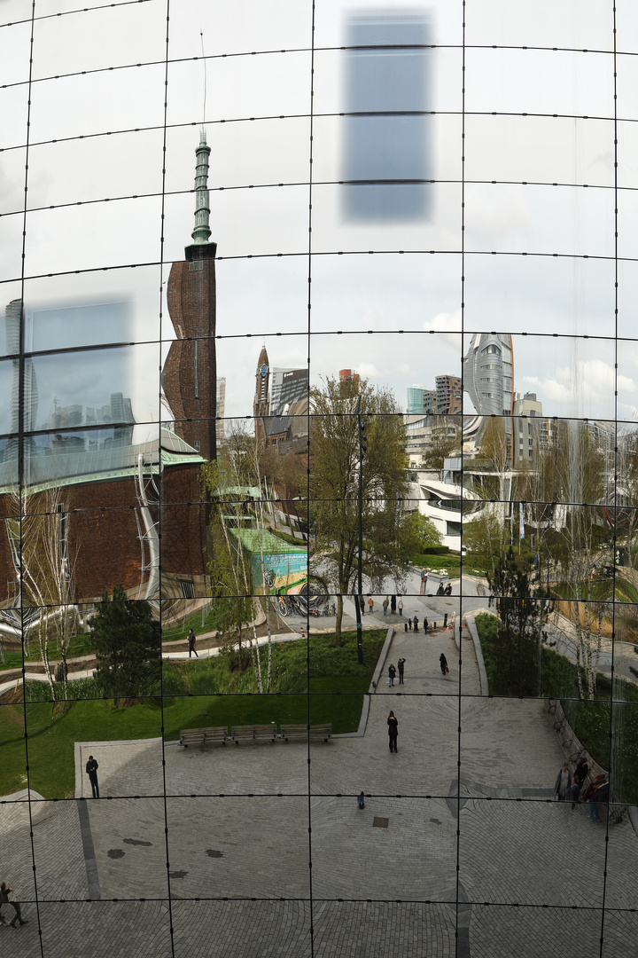 Spiegelungen im Depot - Wo ist der Fotograf?