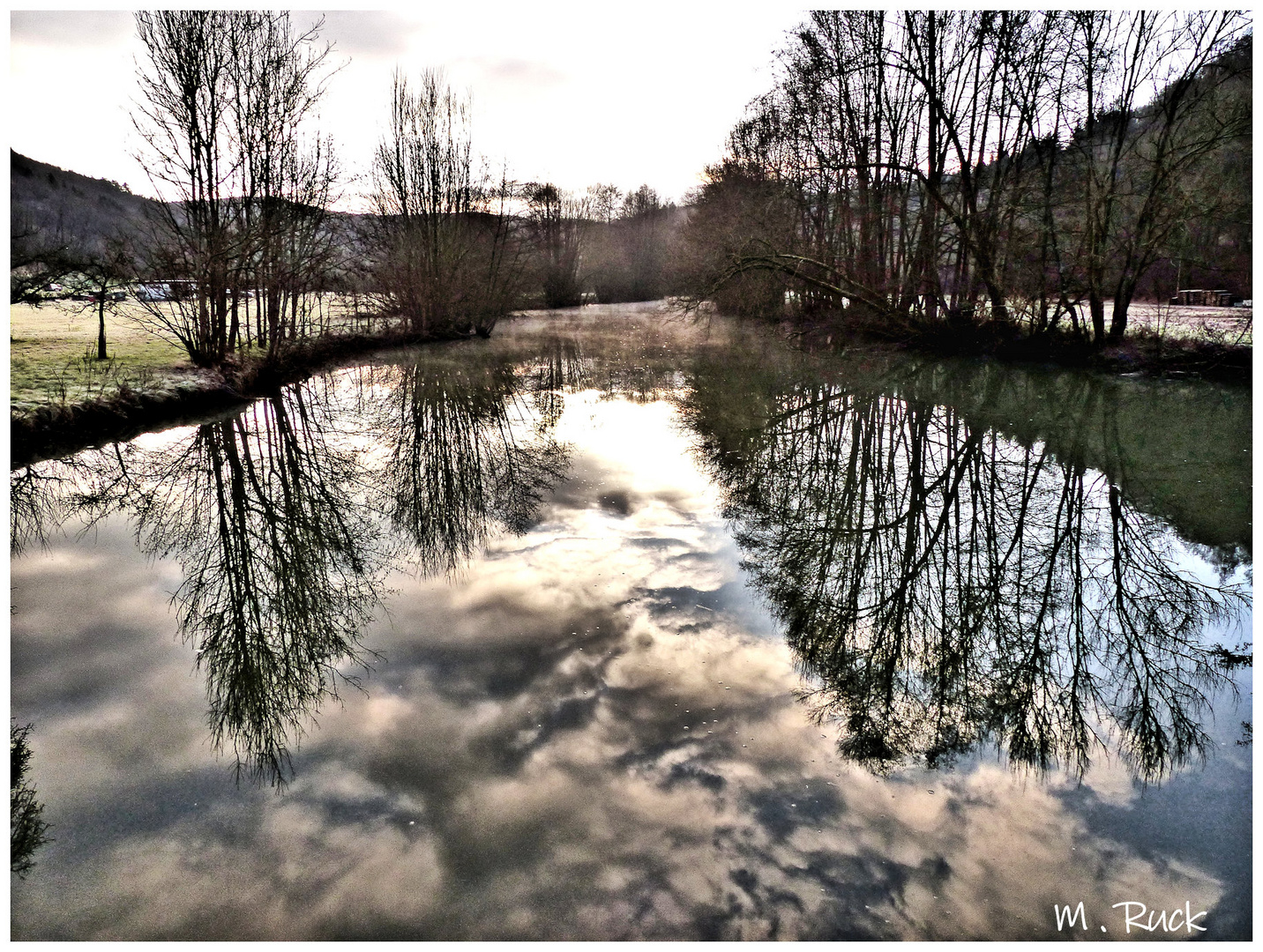 Spiegelungen im Flüsschen 