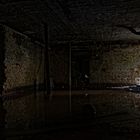 Spiegelungen im gefluteten Kellerraum
