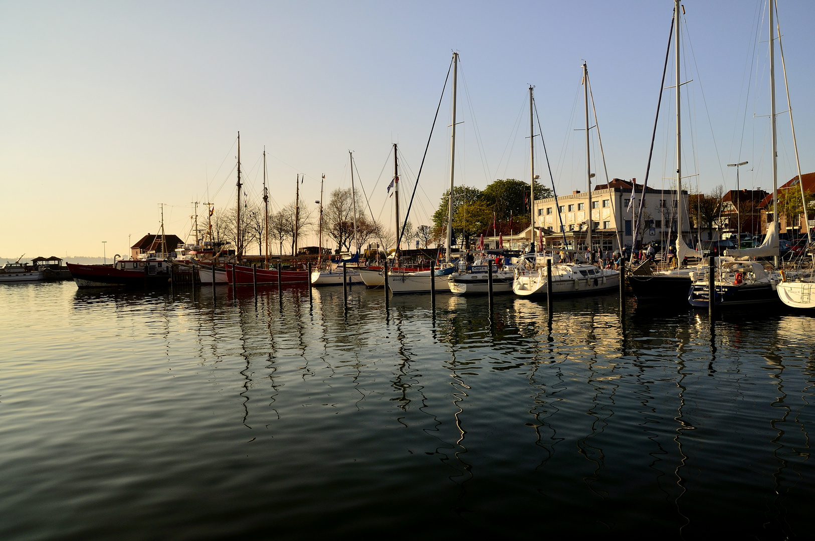 Spiegelungen im Hafen