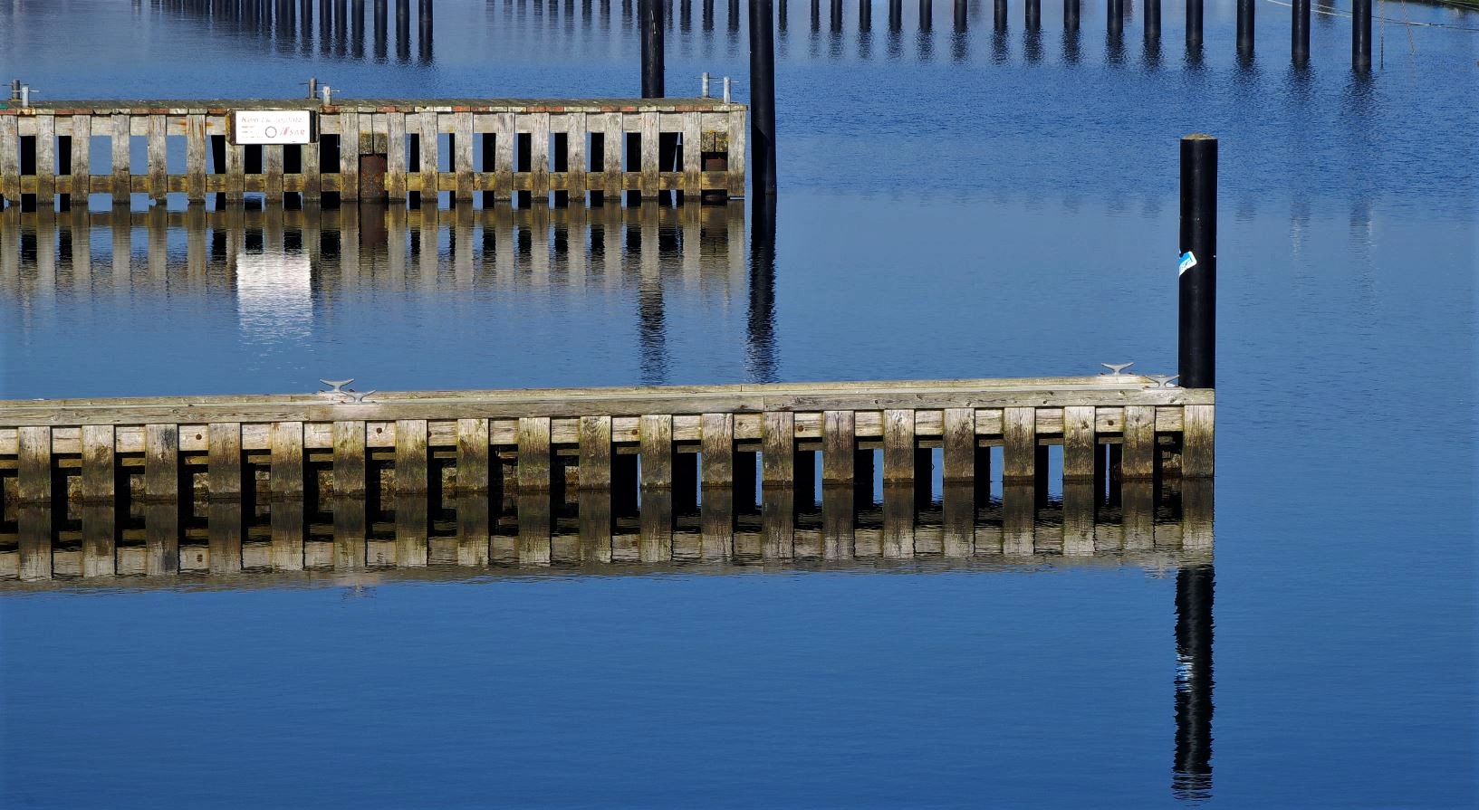 Spiegelungen im Hafen