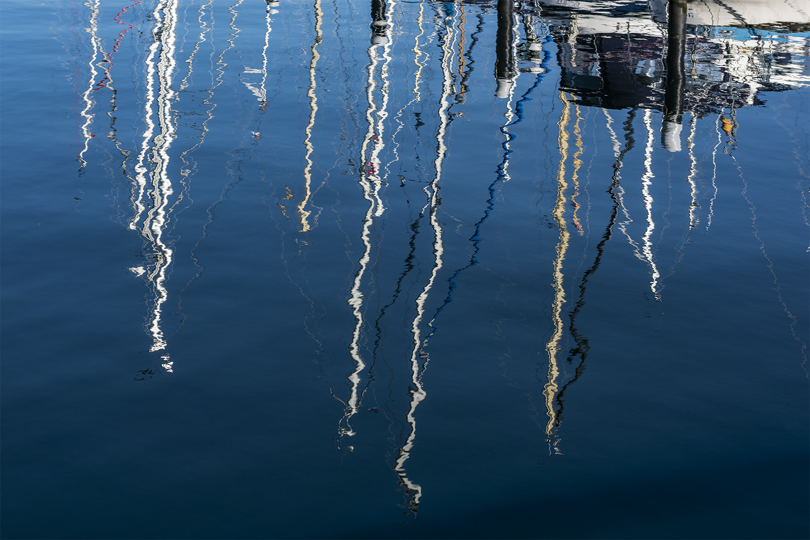 Spiegelungen im Hafenwasser