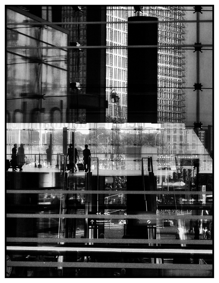 Spiegelungen im Hauptbahnhof