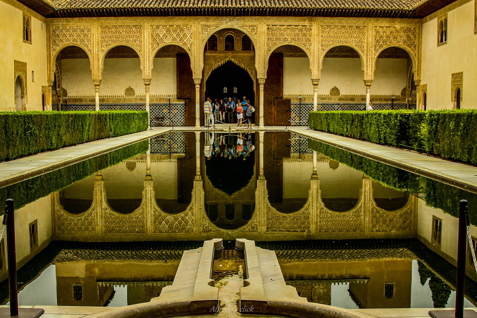 Spiegelungen im Inneren der Alhambra