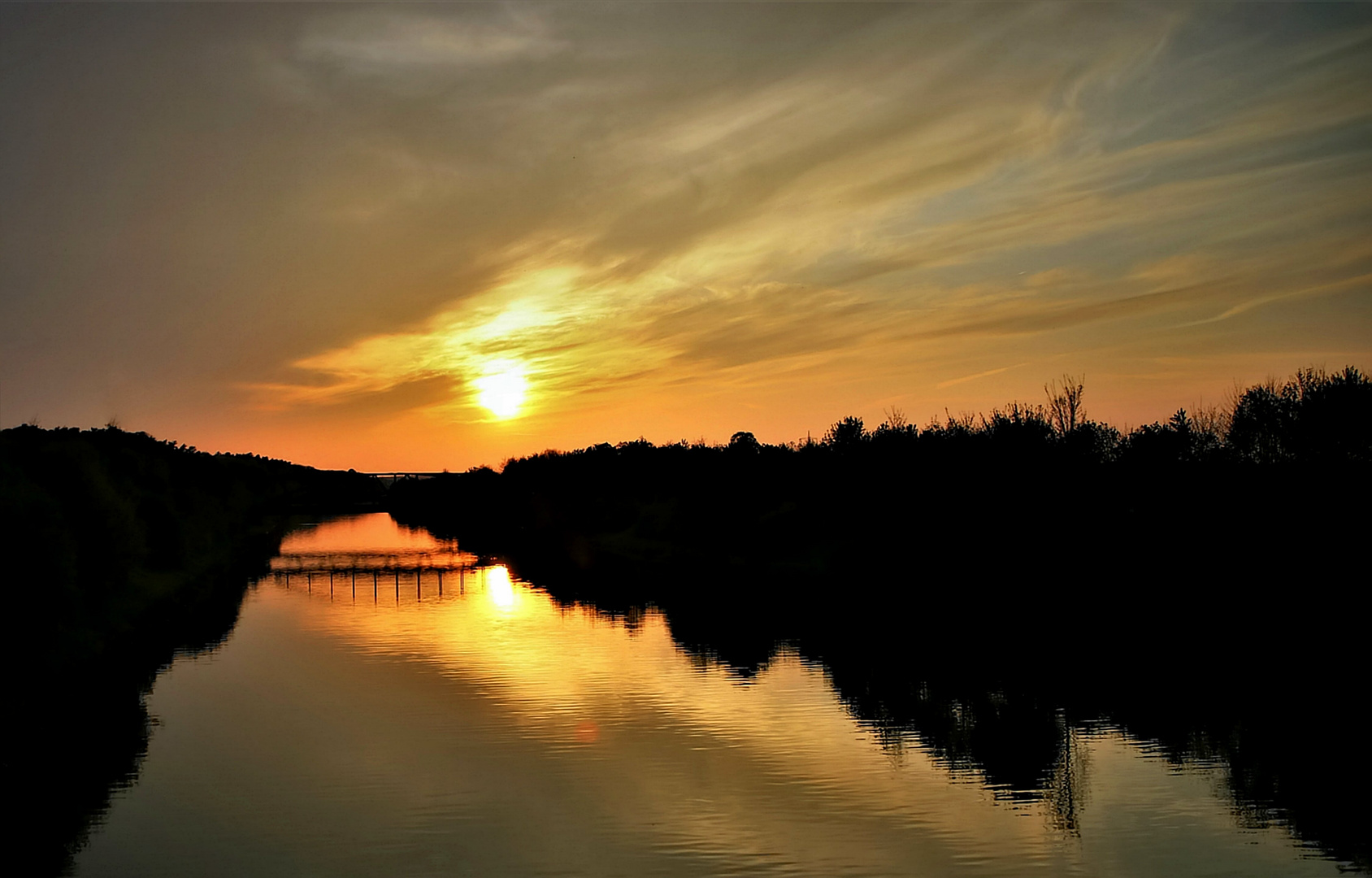 Spiegelungen im Kanal