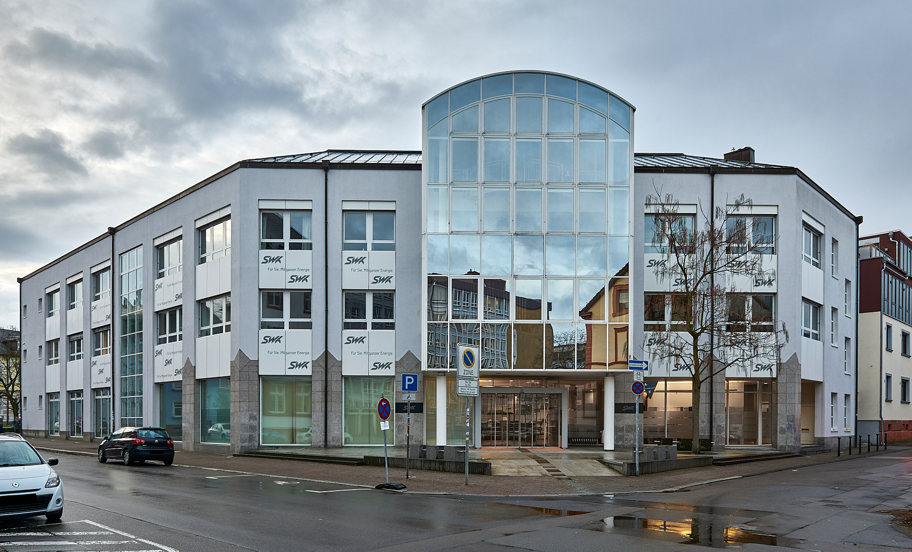 Spiegelungen im Kundenservice-Center der SWK in der Bismarckstraße in Kaiserslautern.