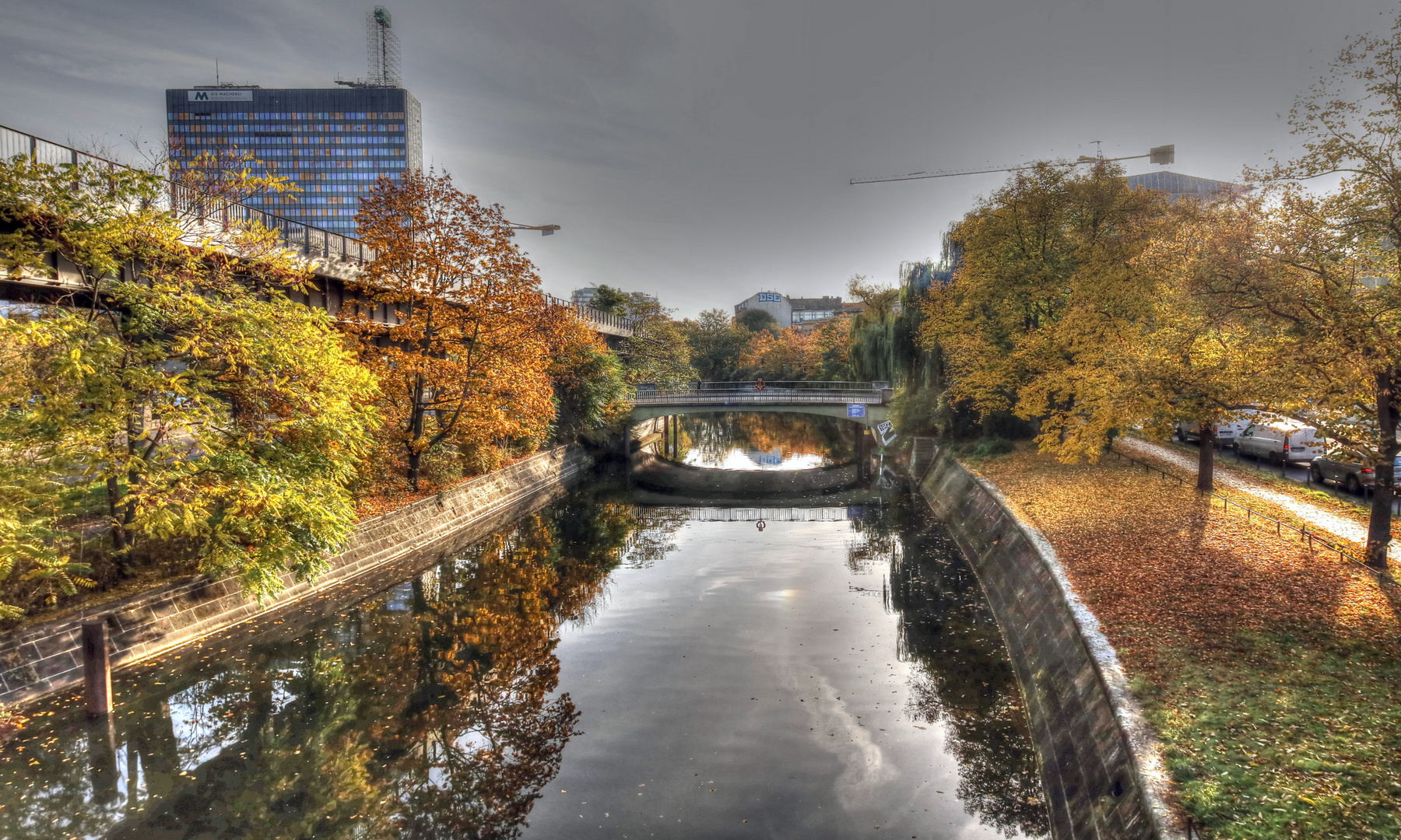 Spiegelungen im Landwehrkanal