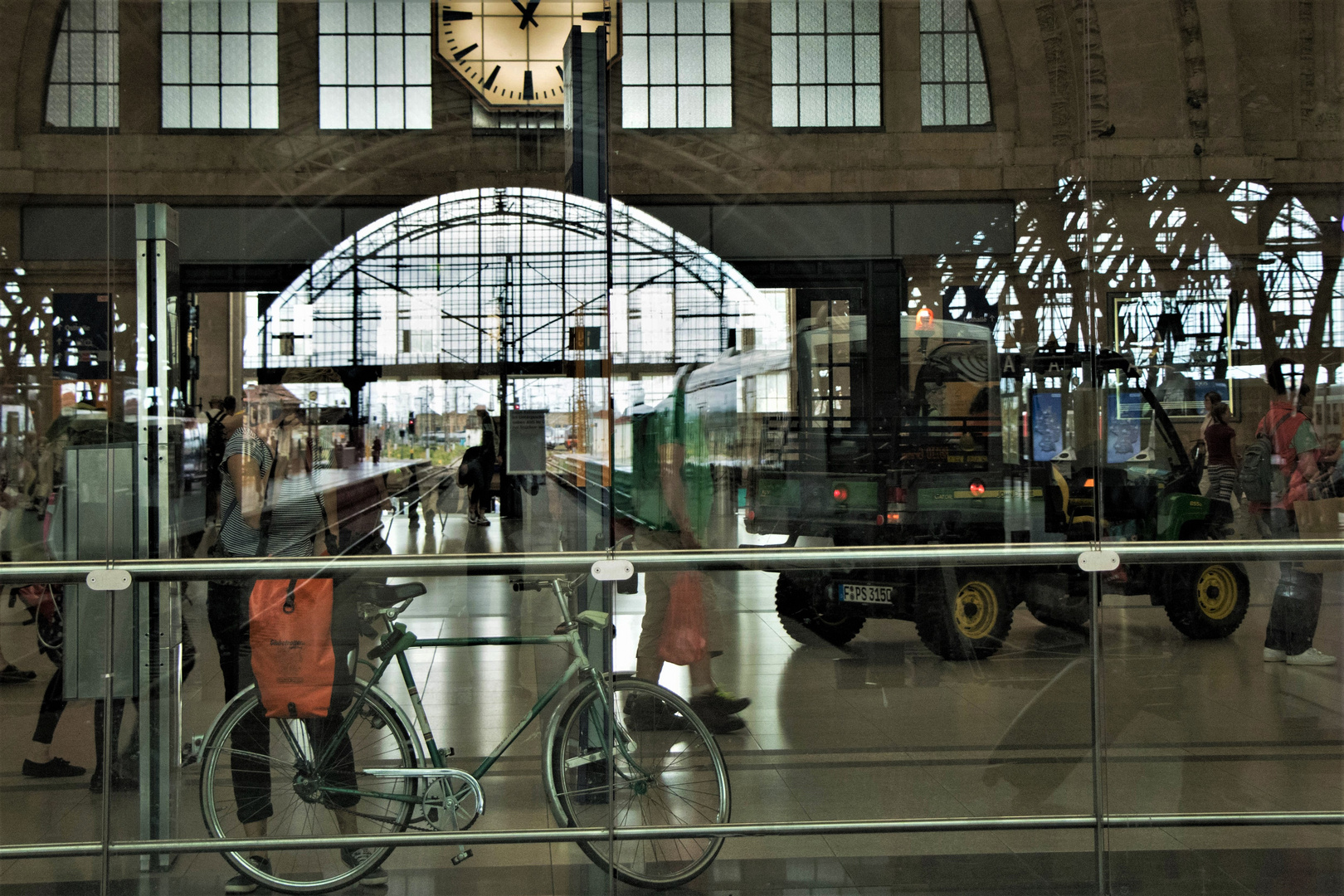 Spiegelungen im Leipziger Hauptbahnhof