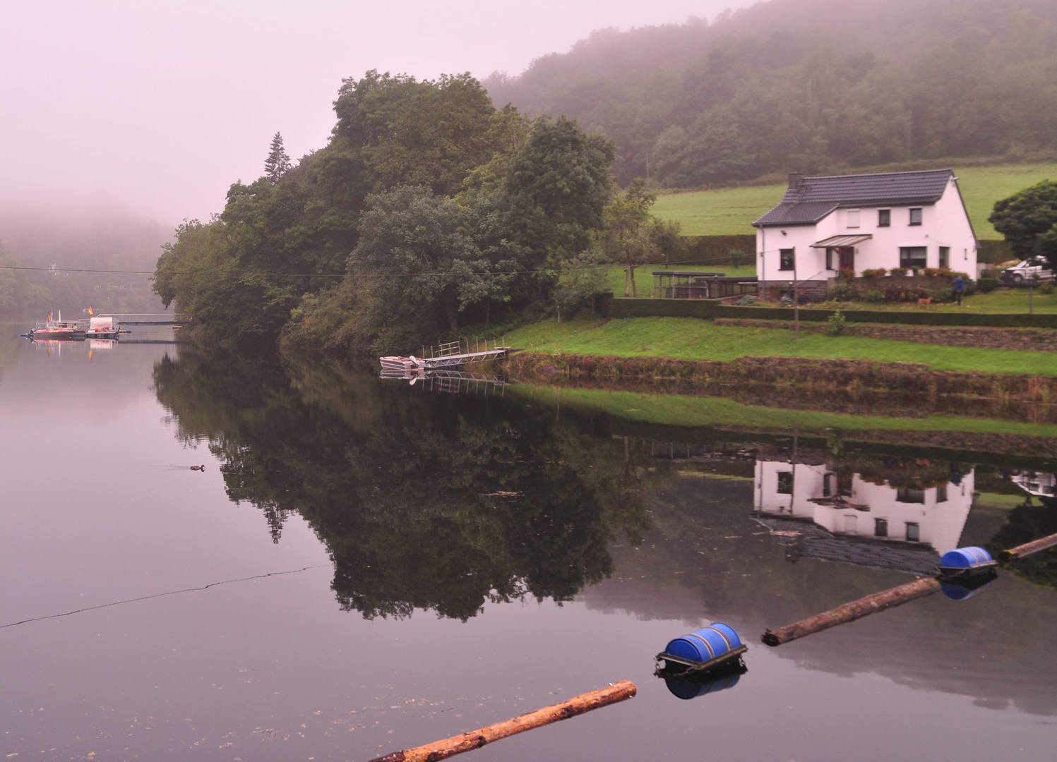 Spiegelungen im Morgennebel