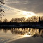 Spiegelungen im Neckar durch die untergehende Wintersonne