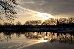 Spiegelungen im Neckar durch die untergehende Wintersonne