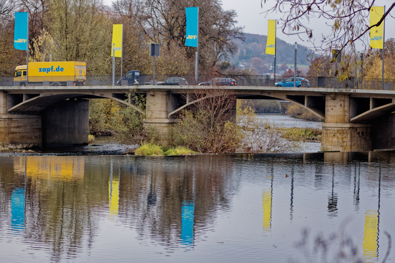 Spiegelungen im Neckar