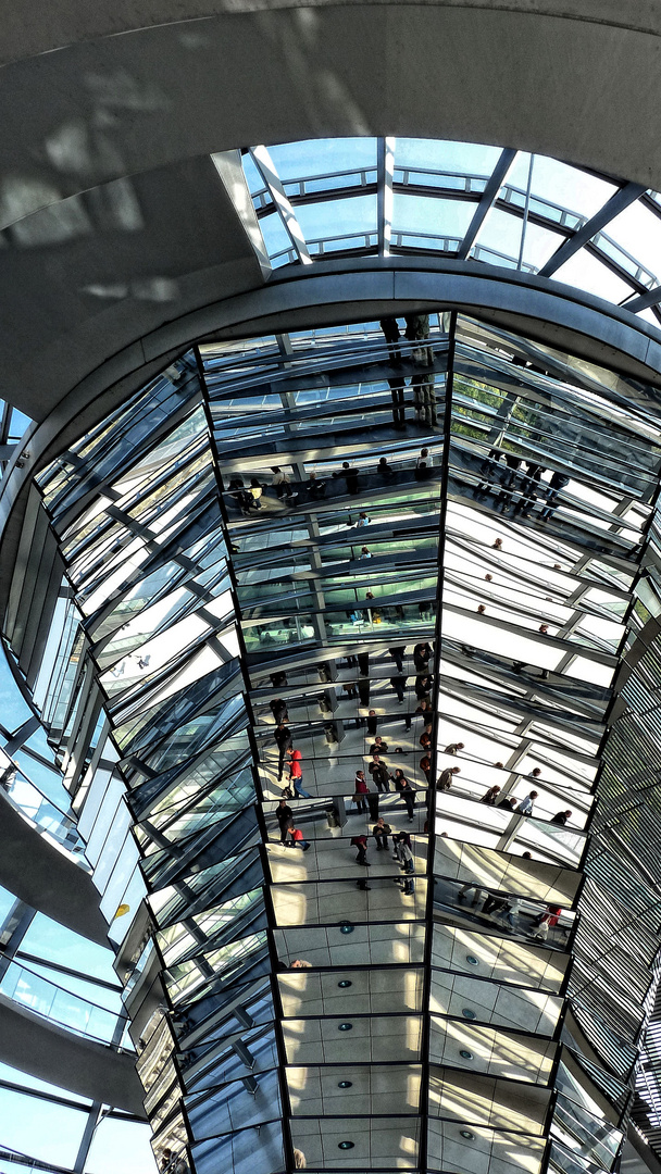 Spiegelungen im Reichstagsgebäude in Berlin