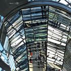Spiegelungen im Reichstagsgebäude in Berlin