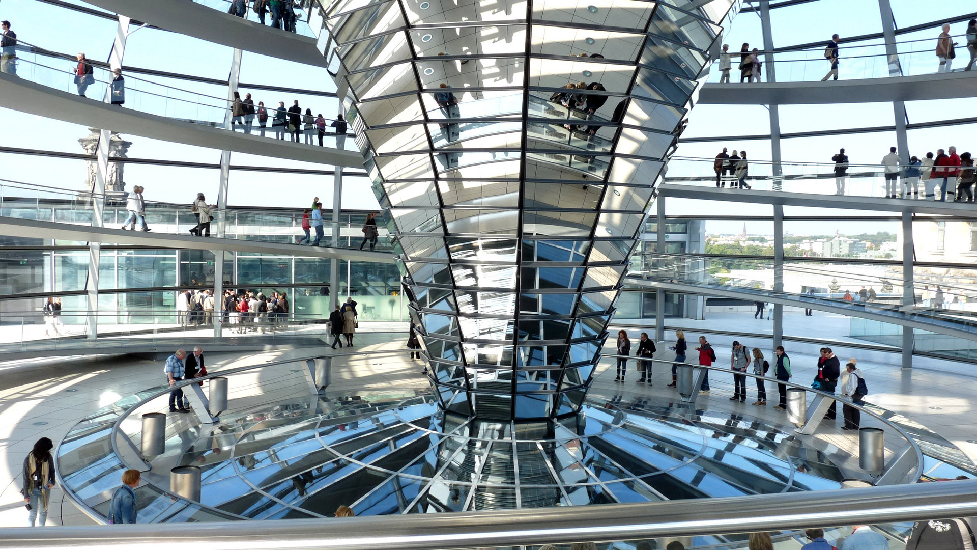 Spiegelungen im Reichstagsgebäude in Berlin