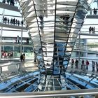 Spiegelungen im Reichstagsgebäude in Berlin