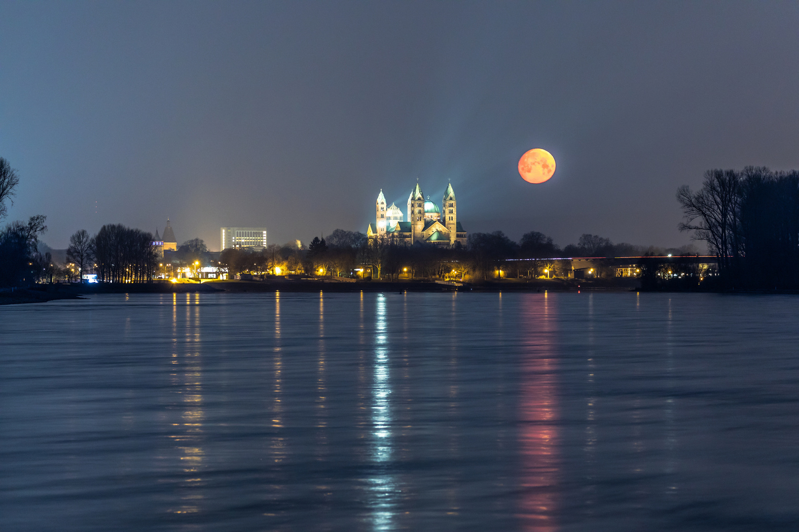 Spiegelungen im Rhein