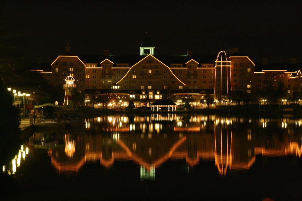 Spiegelungen im See vor dem Newport Bay Club im Disneyland Paris