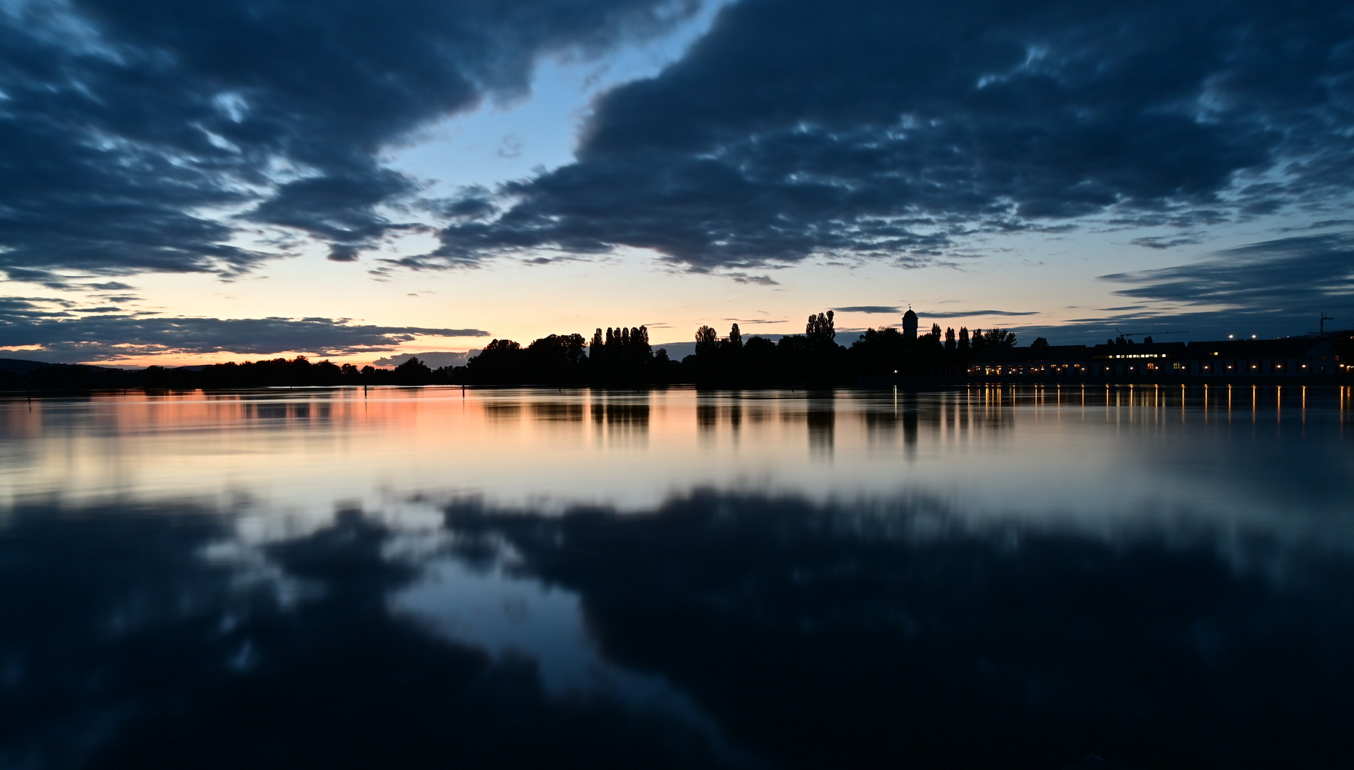 Spiegelungen im Seerhein zur blauen Stunde