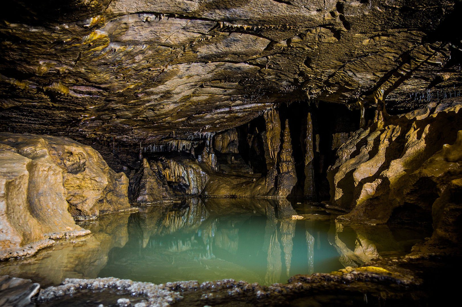 Spiegelungen im Sinterbecken