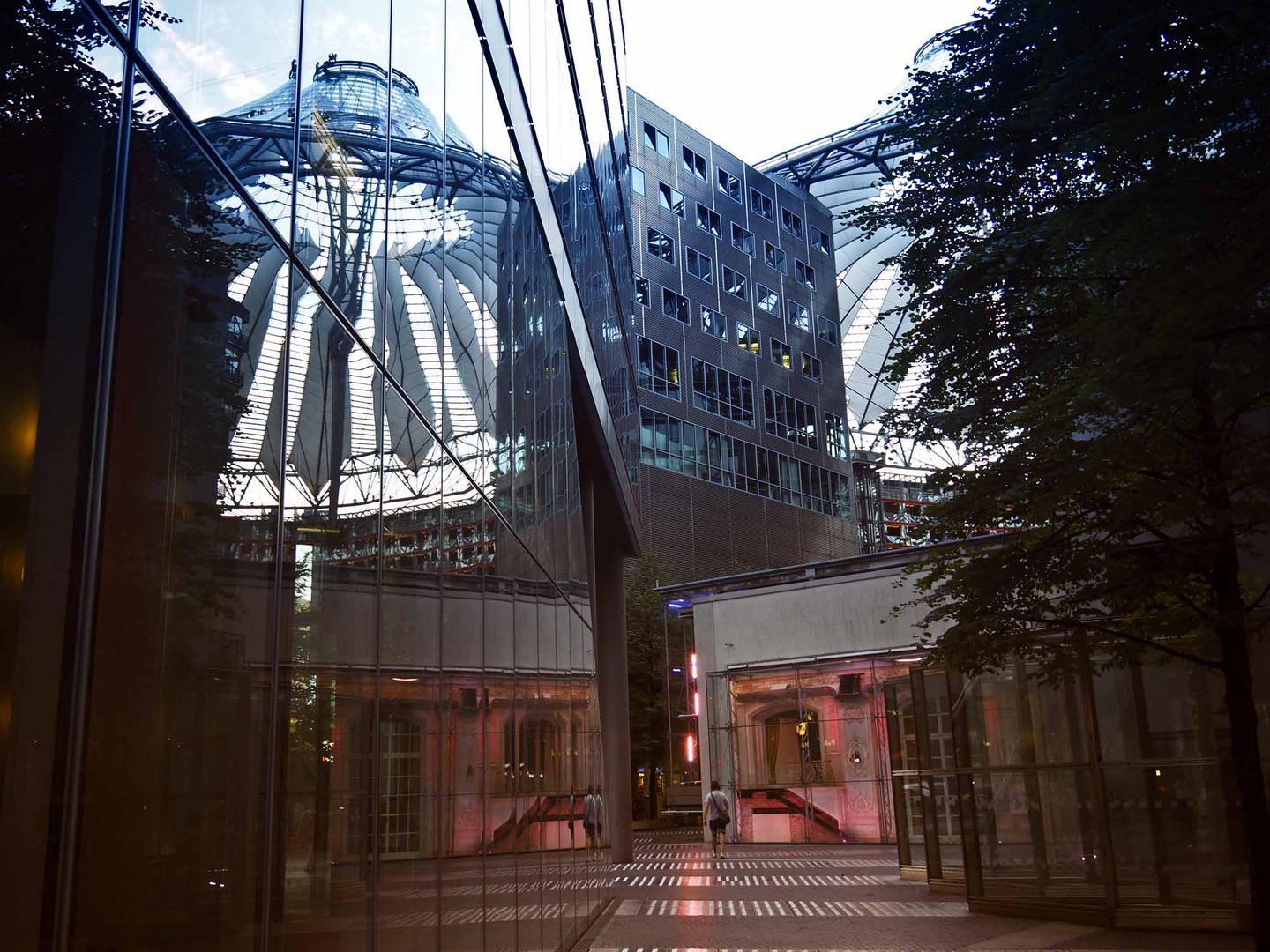 Spiegelungen im Sony Center