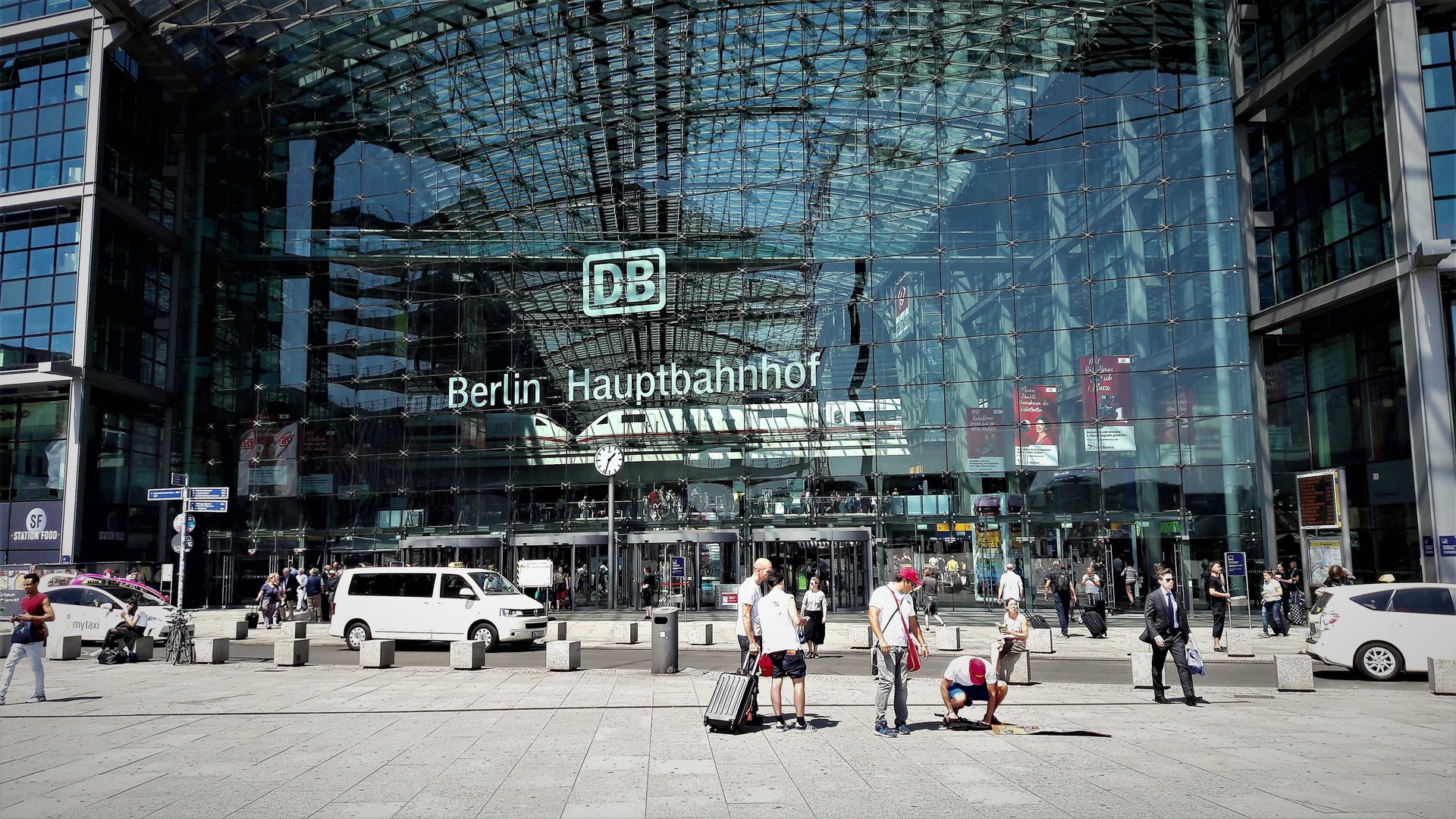 Spiegelungen im und am Hauptbahnhof