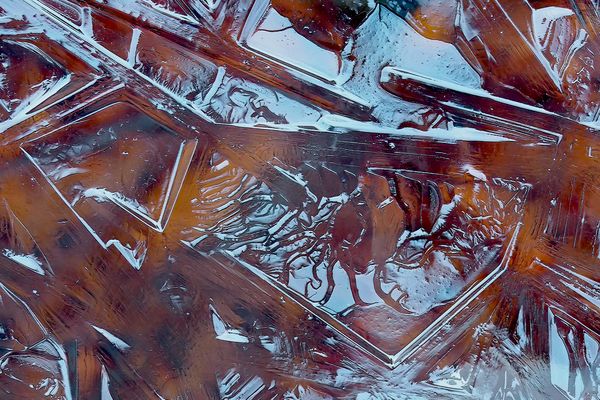 Spiegelungen im vereisten Bergbach...