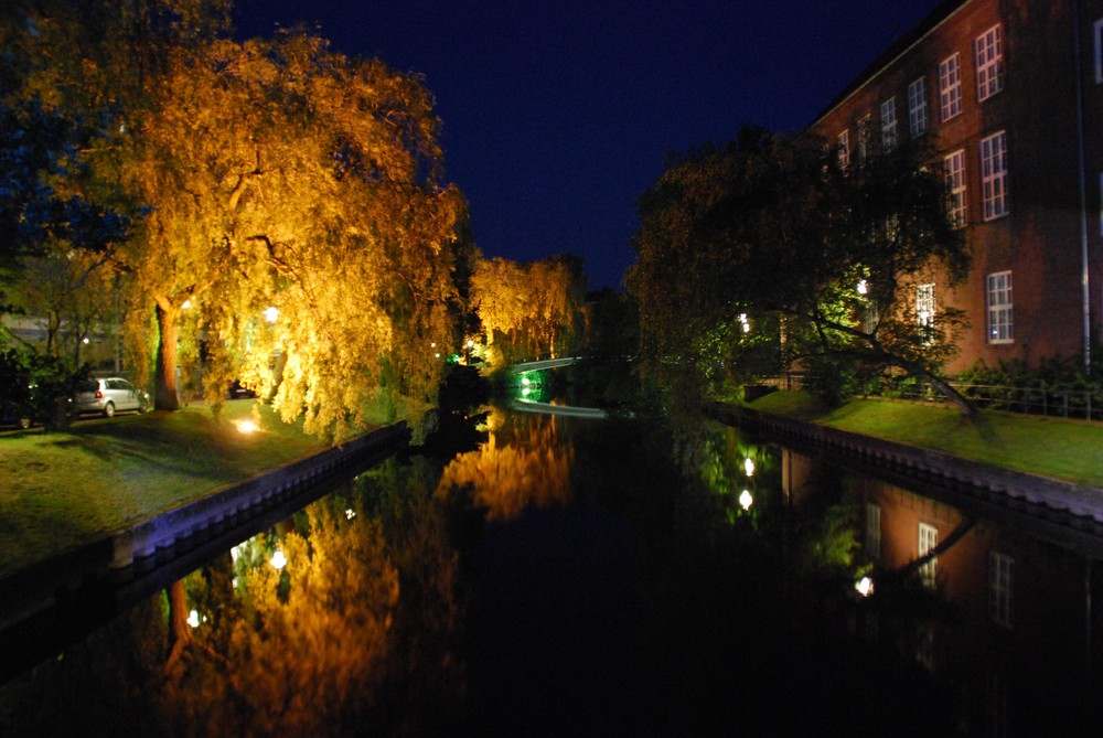 Spiegelungen im Wasser bei Nacht