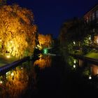 Spiegelungen im Wasser bei Nacht