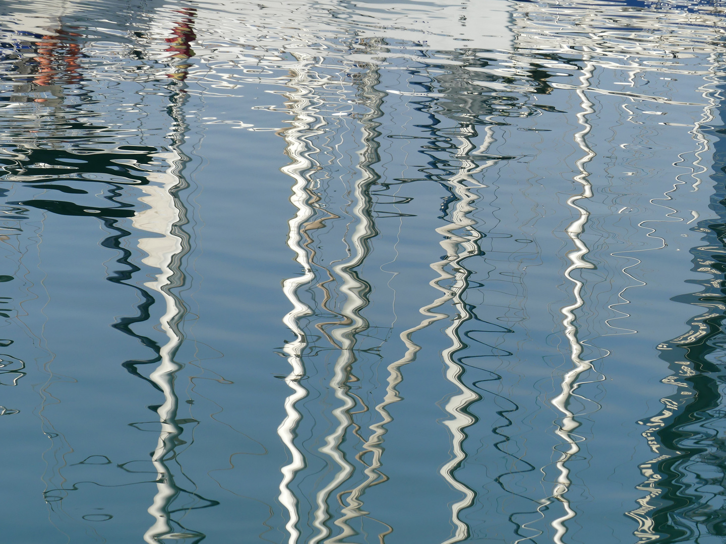 Spiegelungen im Yachthafen