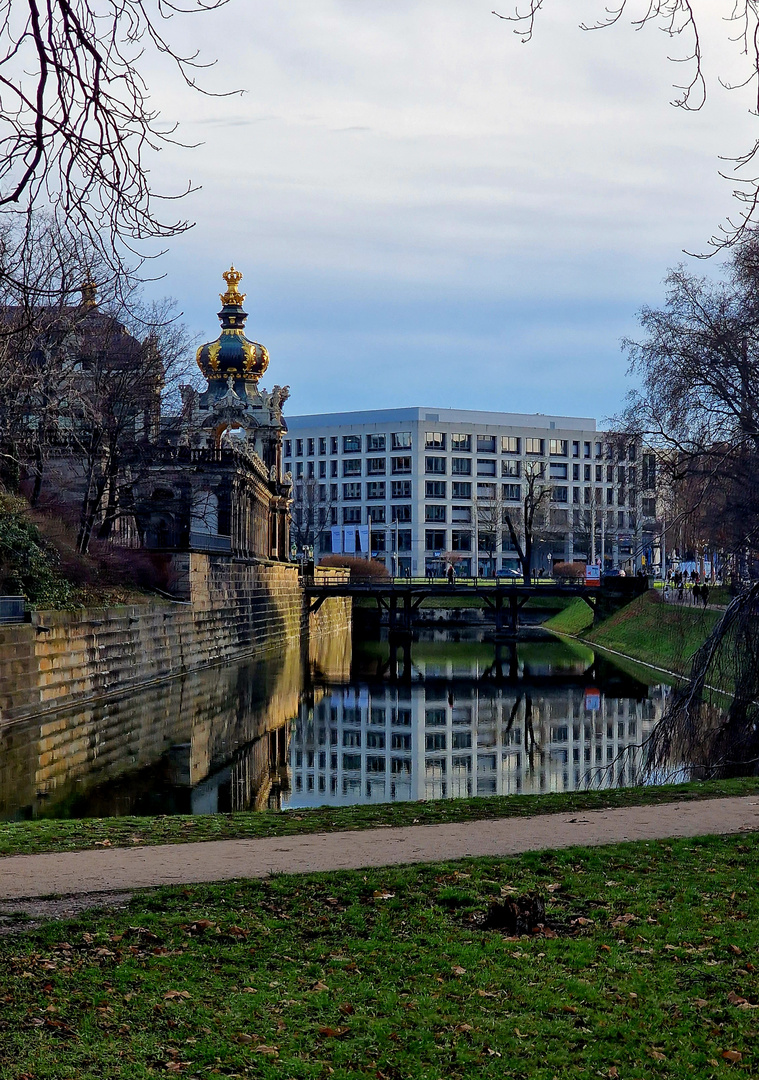 Spiegelungen im Zwingergraben in Dresden