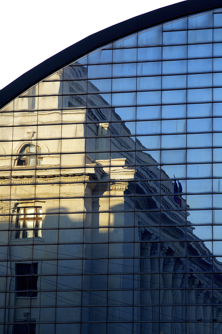 Spiegelungen in Bukarest