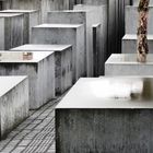 Spiegelungen in den Stelen des Berliner Holocaust-Denkmals