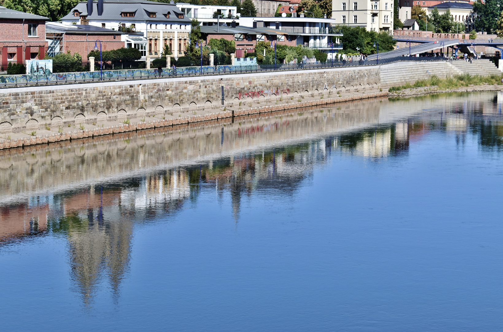 SPIEGELUNGEN IN DER ELBE BEI MAGDEBURG